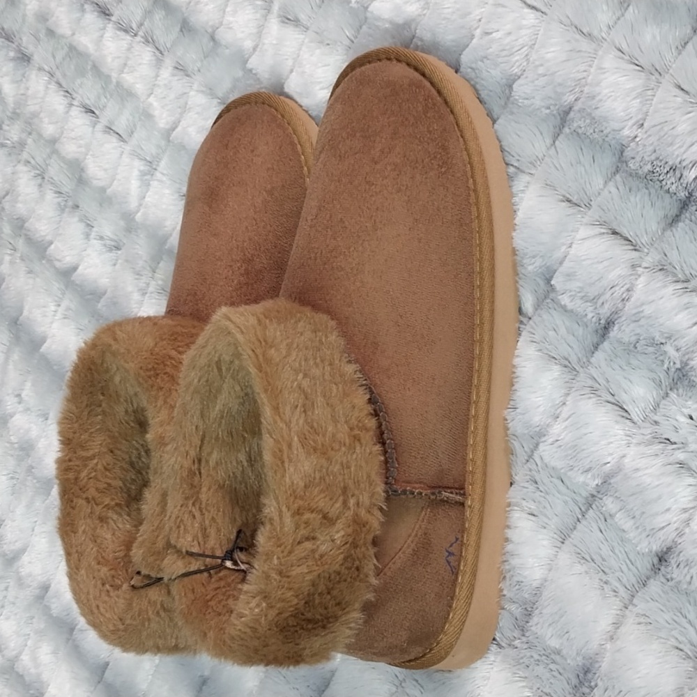 NWT Blue Mountain L(9-10) Tan Slipper Bootie